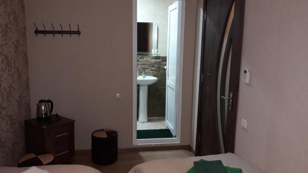 MANGO Guesthouse room 6